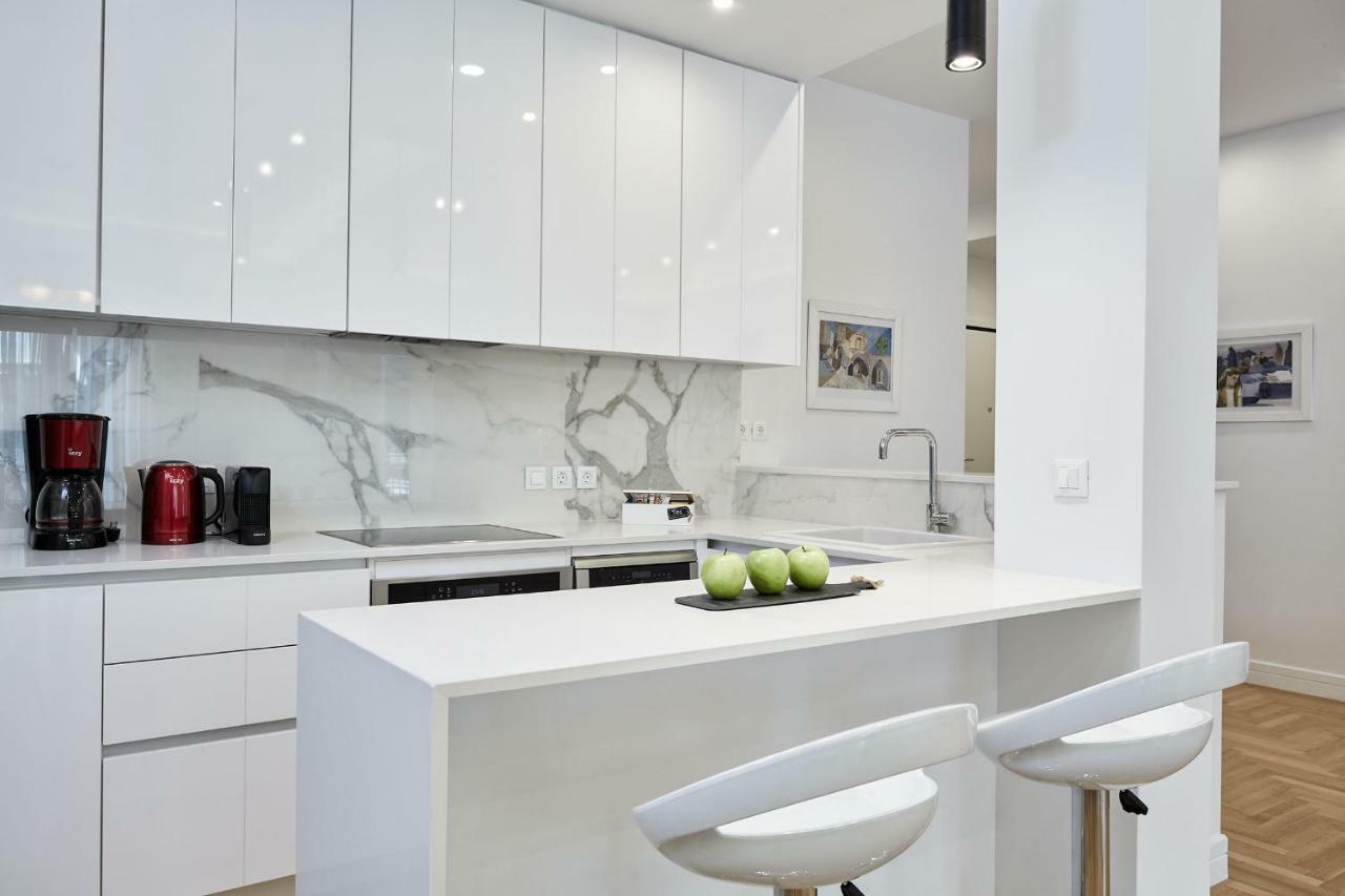 Luxurious Spacious Apt Next To Hilton Hotel Атина Екстериор снимка